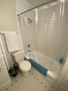 西雅图Furnished Apartments - Climate Pledge Arena Next Door的白色的浴室设有卫生间和浴缸。