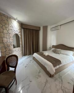 巴科利Villa Edelweiss的一间卧室设有一张大床和石墙
