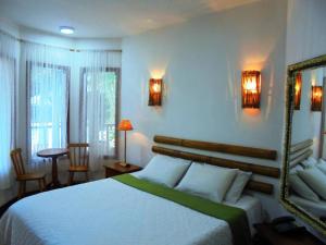 伊利亚贝拉纳乌迪鲁斯旅馆的卧室配有白色的床和镜子