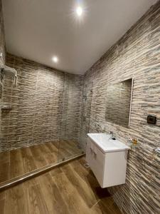 卡萨布兰卡阿斯托利亚酒店的浴室配有白色水槽和淋浴。