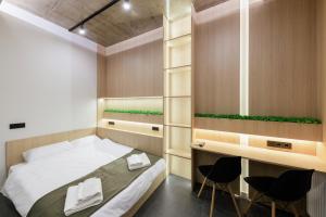 乌日霍罗德Luxury Apartments Smart House的一间卧室配有一张床和两把椅子