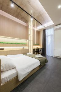乌日霍罗德Luxury Apartments Smart House的一间大卧室,配有一张大床和一张书桌