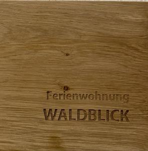 万根伊姆阿尔戈伊Ferienhof Weber Nieratz的一块木头,上面有文字, ⁇ 起