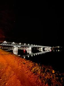 罗瓦涅米River的夜间在水体上方的桥梁