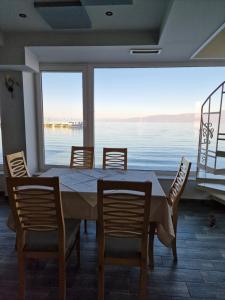 波格拉德茨Hotel Restaurant Savoja的一间带桌椅和大窗户的用餐室