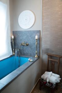 La CumbreMushara Apartamento Turístico的浴室配有淋浴和蓝色浴缸。