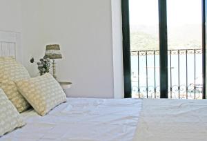 德拉塞尔瓦港Apartamento con vistas al Mar的一间卧室设有一张床,享有阳台的景色