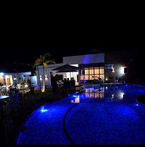 阿尔特杜尚Pousada Flor de Alter的夜晚的游泳池,灯光蓝色