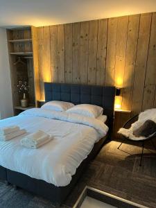 布鲁日Prachtige kamer in centrum Brugge met badkamer !的一间卧室设有一张带木墙的大床