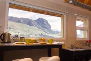 厄尔查尔坦阿吉拉莫拉公寓的厨房设有窗户,享有山景。
