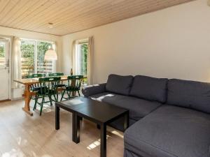 MesingeHoliday Home Nordre III的客厅配有沙发和桌子