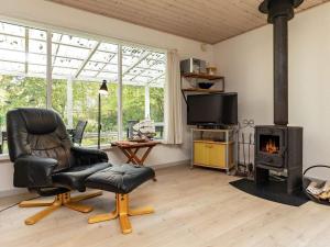 MesingeHoliday Home Nordre III的客厅配有椅子和壁炉