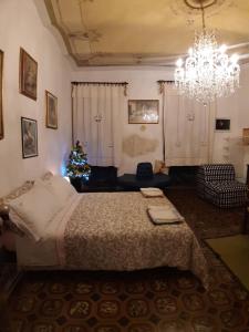 阿雷佐Vasari Home的一间卧室,配有圣诞树和一张床