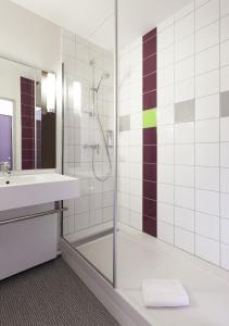 博讷博恩中心宜必思尚品酒店的带淋浴、盥洗盆和镜子的浴室