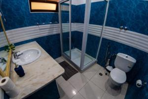 明德卢Guest House Montanha的蓝色的浴室设有水槽和卫生间