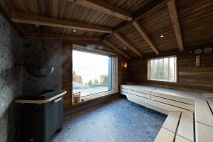 巴尔德赫旺Köpfle Alpe的小屋内带长椅和窗户的房间