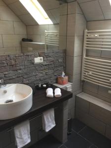 Kirkel阿喀琉斯酒店的浴室配有盥洗盆、卫生间和浴缸。