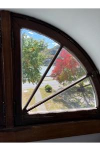 查尔斯顿Grand Old White Artist's Loft的享有红树景致的窗户