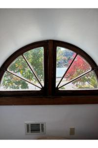 查尔斯顿Grand Old White Artist's Loft的客房享有窗户的景致。