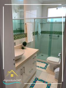 安格拉杜斯雷斯Angra Hostel 147的带淋浴、盥洗盆和卫生间的浴室