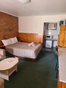 科布勒姆摄政庭院汽车旅馆的酒店客房配有一张床铺和一张桌子。