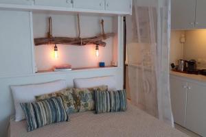 圣马丁岛SeaBird Studio的厨房里配有一张带两个枕头的沙发