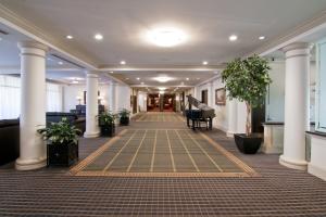 埃德蒙顿拉孔布城堡酒店的大楼内带三角钢琴的走廊
