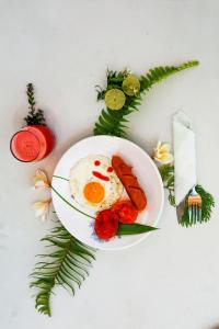 艾湄湾BALI AMED FEEL HOME VILLA的桌上一盘带鸡蛋和胡萝卜的食物