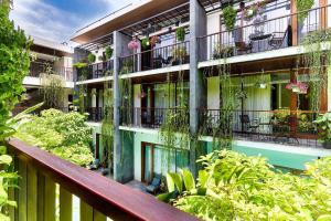 岘港潭屋别墅酒店 的公寓大楼的阳台种植了植物