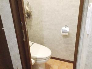 洲本市アパートメントホテル Mimoza的浴室设有卫生间和一卷卫生纸