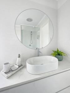 马库拉Studio Seaside Self-contained apartment的白色的浴室设有水槽和镜子
