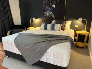 WollongbarThe Arabella North Coast的一间卧室配有一张带两盏灯的大型白色床。