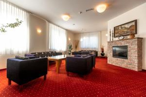 马里博尔包玛利博酒店的一间会议室,配有桌椅和壁炉