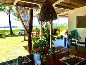 贝岛Corto Novo Maison d'hôtes-Camping的一间设有桌子的海景用餐室