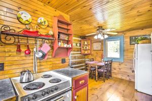 Rising FawnLovely Pet-Friendly Flat Rock Cabin from 1905的厨房配有炉灶、冰箱和桌子