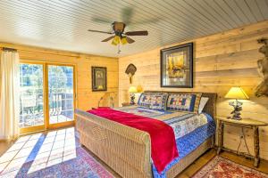 Rising FawnLovely Pet-Friendly Flat Rock Cabin from 1905的一间卧室配有一张床和吊扇