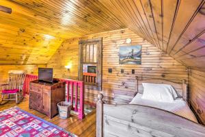 Rising FawnLovely Pet-Friendly Flat Rock Cabin from 1905的小木屋内一间卧室,配有一张床