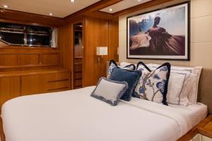 马略卡岛帕尔马EssoEss Boat - Five Star - Exclusive use的卧室配有带枕头的大型白色床