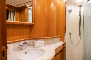 马略卡岛帕尔马EssoEss Boat - Five Star - Exclusive use的一间带水槽、镜子和淋浴的浴室