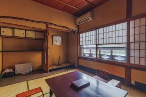 京都元奈古旅馆的客房设有桌椅和窗户。