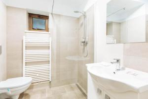 坎普朗莫道尼斯Vila Stadion的白色的浴室设有水槽和卫生间。