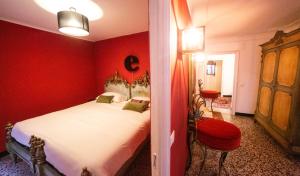 热那亚The Apartment Genova的红色的卧室,配有一张床和红色的墙壁
