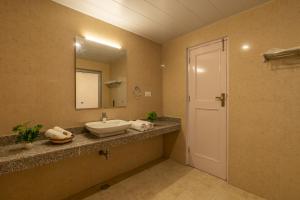 马拉里The 14 Gables, A Boutique Stay的一间带水槽和镜子的浴室