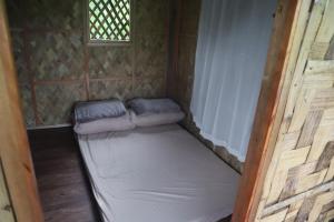 塔奈MIRA AgroPark的一个小房间的一个床位,设有窗户