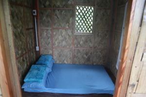 塔奈MIRA AgroPark的一个小房间的一个床位,设有窗户