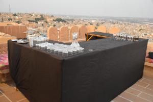 斋沙默尔K D PALACE HOTEL的一张带酒杯的黑桌,享有美景