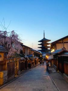 京都Rinn Gion Yasaka的一座带有宝塔的亚洲村庄的街道