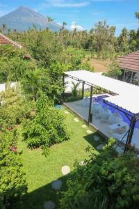 艾湄湾BALI AMED FEEL HOME VILLA的享有花园空中美景,设有游泳池