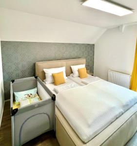 ParkstettenReibersdorfer Hof的一间小卧室,配有两张床和一张婴儿床