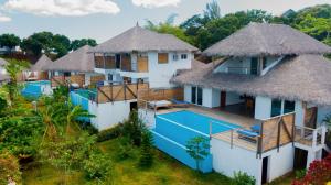 AmbondronaTiako Villas的享有度假胜地的空中景致,设有游泳池和茅草屋顶
